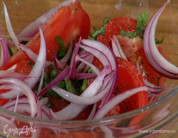 Добавить замаринованный лук, влить 1/4 ч. ложки уксуса, в котором мариновался лук, и все перемешать.