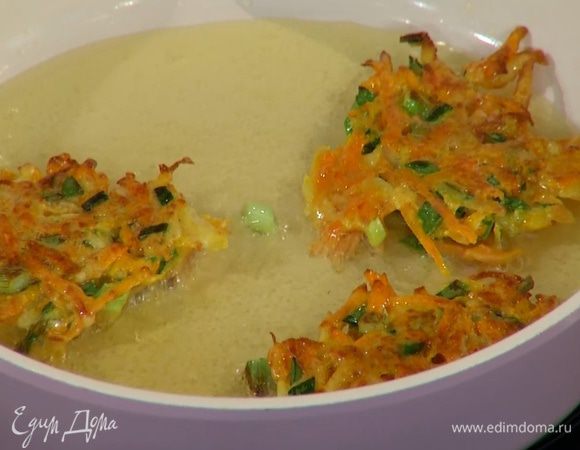 Разогреть в сковороде оливковое масло, ложкой выложить овощное тесто и обжарить драники с двух сторон до золотистого цвета.