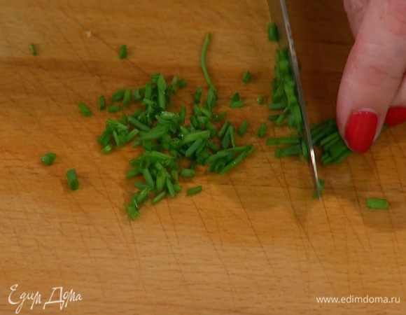 Шнитт-лук мелко порубить.