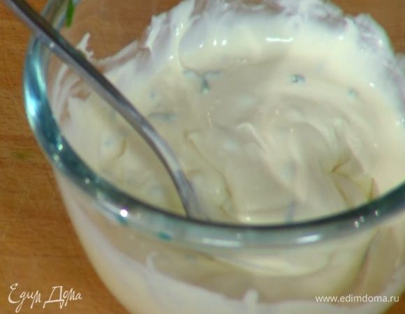 Сметану соединить со шнитт-луком, посолить и перемешать.