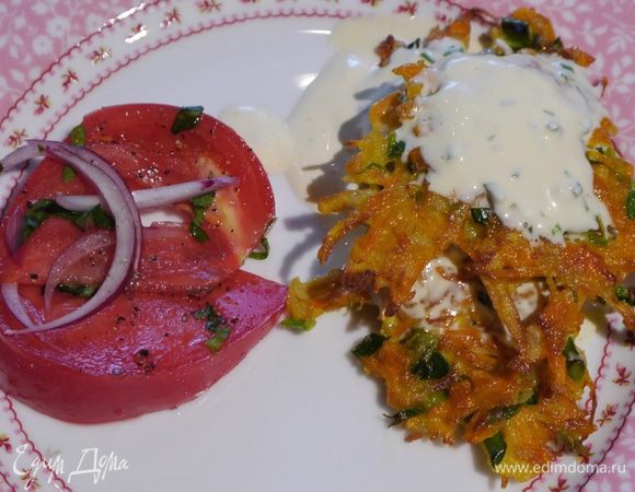 Готовые драники подавать с помидорами и сметаной с луком.
