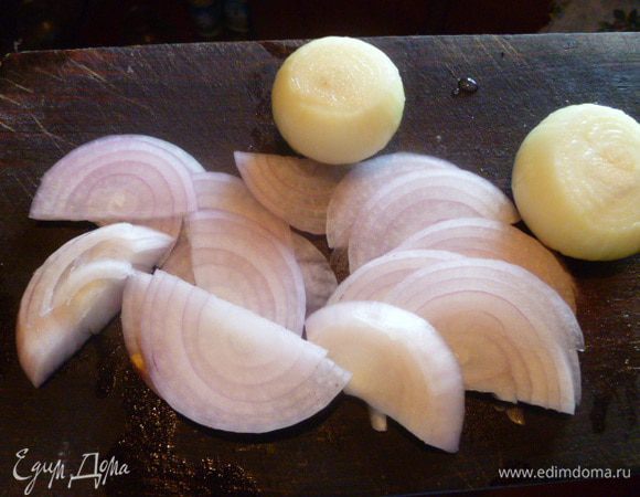 Лук очистить и нарезать полукольцами, если лук мелкий, то можно кольцами.