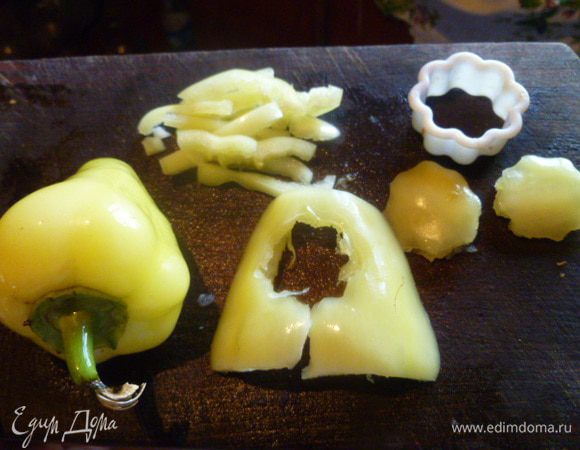 Перец помыть, очистить от семян. Я вырезала два цветочка, остальное порезала соломкой.