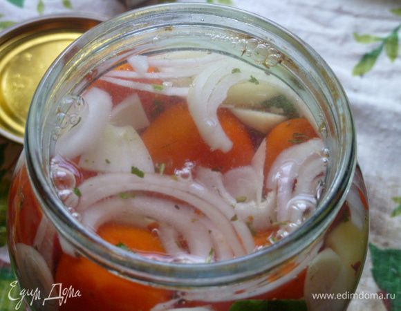 Залить кипятком, накрыть крышкой до полного остывания, затем слить в кастрюлю, довести до кипения и снова залить, накрыть крышкой до полного остывания.
В 50 мл холодной кипяченой воды замочить 1 столовую ложку с горкой быстрорастворимого желатина.
С помидоров слить воду в кастрюлю, добавить в нее по 1 столовой ложке соли и сахара, довести до кипения, выключить огонь, добавить уксус и набухший желатин. Хорошо перемешать до полного растворения желатина.
Залить помидоры с овощами и сразу закатать. Перевернуть дном вверх и укутать до полного остывания.