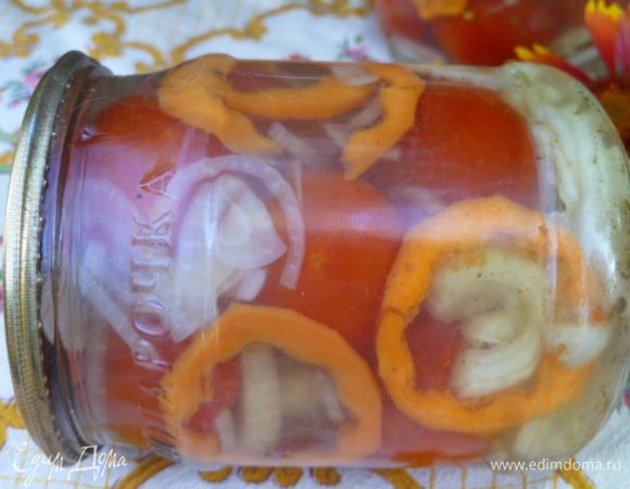 Здесь желе уже застыло и овощи не разбегаются по баночке.
Вообще то количество соли, сахара, уксуса и желатина для маринада рассчитано на 2 литровые баночки.
Но у меня не хватило помидоров, так как не все помидоры оказались качественные.