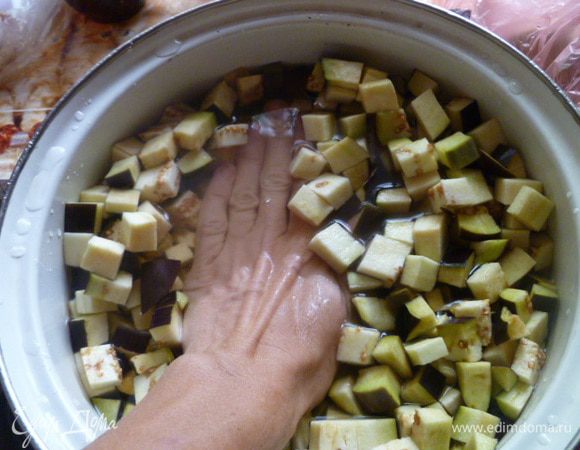 Баклажаны помыть, отрезать плодоножки и нарезать кубиками.
Баклажаны залить водой так, чтобы они были покрыты на 1-2 см.
Добавить соль.