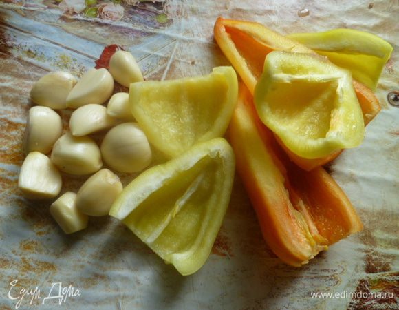 Тем временем почистить чеснок (можно больше, по желанию), почистить перец. Можно взять еще 1 стручок горького перца, но это по желанию и наличию...