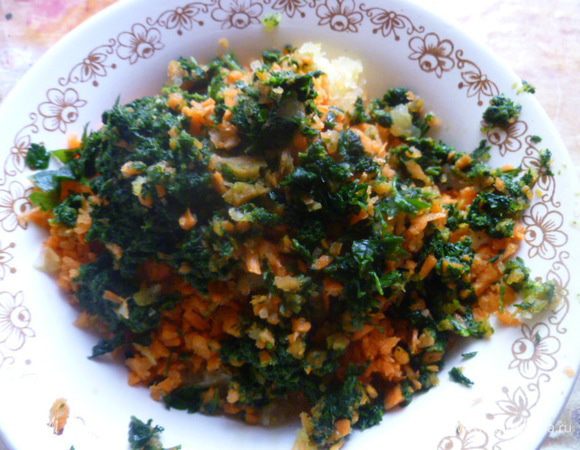 Перец, морковь, чеснок и петрушку перекрутить на мясорубке.