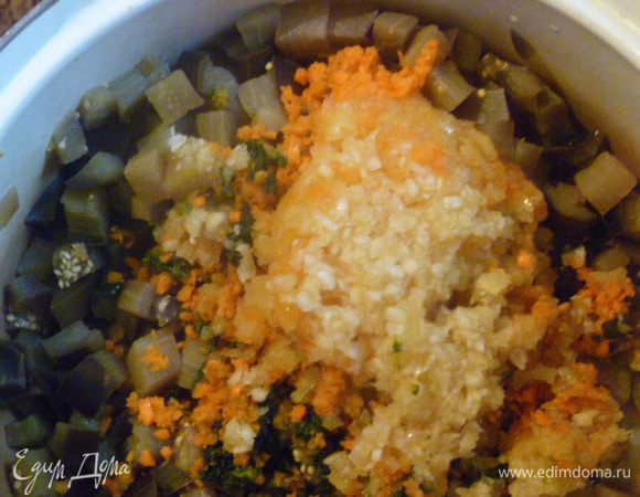 С баклажанов слить воду и добавить к ним овощи.