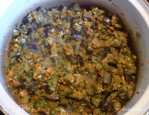 Хорошо перемешать, добавить сахар, травы, уксус и растительное масло. Довести до кипения.
Варить на небольшом огне 15-20 минут, периодически помешивая, чтобы не пригорело.