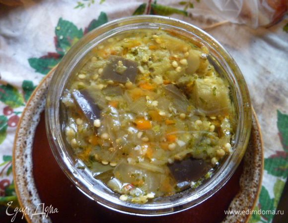 Разложить салат по стерилизованным банкам, я всегда наливаю сверху немного растительного масла, чтобы не попадал лишний воздух. И сразу закатать. Вверх дном я не переворачиваю, а просто укутываю до полного остывания.