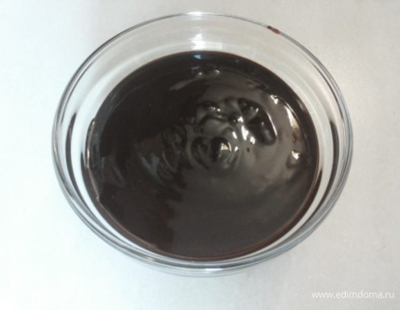 Начнем с приготовления печенья. Растапливаем на водяной бане шоколад и масло.