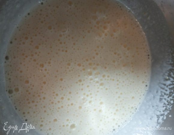 Отдельно взбиваем сахар, яйца, ванилин и цедру 1/2 лимона.