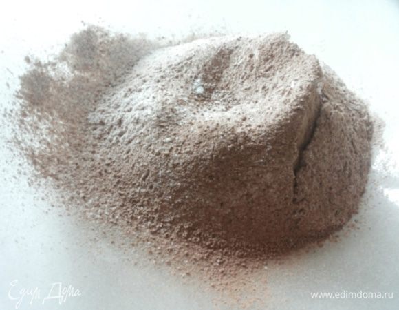 В другую емкость просеиваем муку, какао, разрыхлитель, соль.