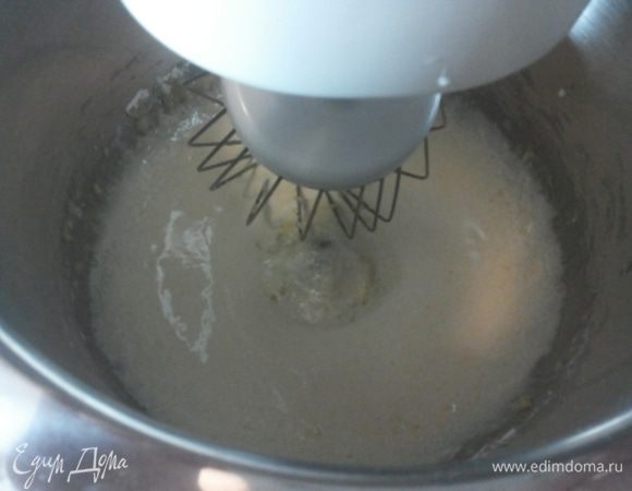 Пока печенье остывает, готовим крем. В чаше миксера взбиваем сахар, муку, кукурузный крахмал и яичные желтки до густоты.