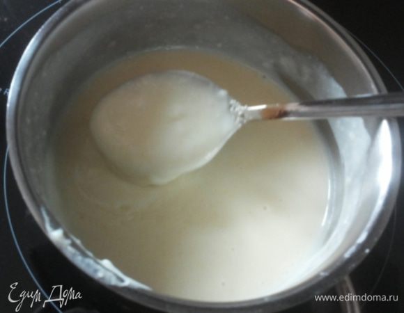 Молоко доводим до кипения. Наливаем в получившуюся взбитую массу немного горячего молока, перемешиваем, выливаем в оставшееся молоко и готовим на маленьком огне до загустения, постоянно помешивая! Примерно 5-8 минут. Подмешиваем измельченный миндаль и остужаем под пищевой пленкой.