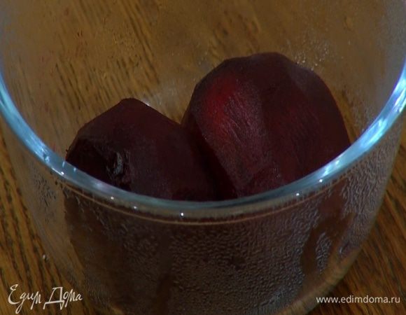 Свеклу вымыть, обсушить, натереть солью и перцем, смазать оливковым маслом, завернуть в фольгу, выложить на противень с солью и запекать около 20 минут до готовности.