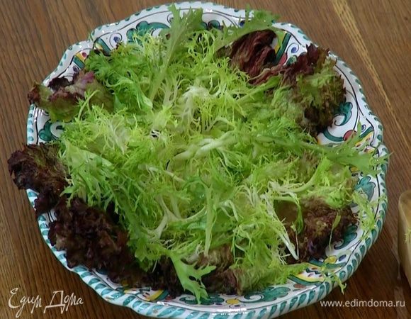 Листья салата промыть, просушить бумажным полотенцем и разложить на блюде.