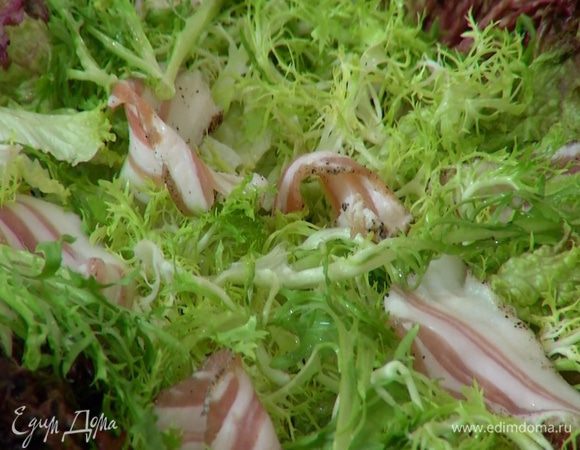 От сала отрезать два ломтика потолще и отложить, оставшийся кусок нарезать небольшими полосками и выложить их на салатные листья.