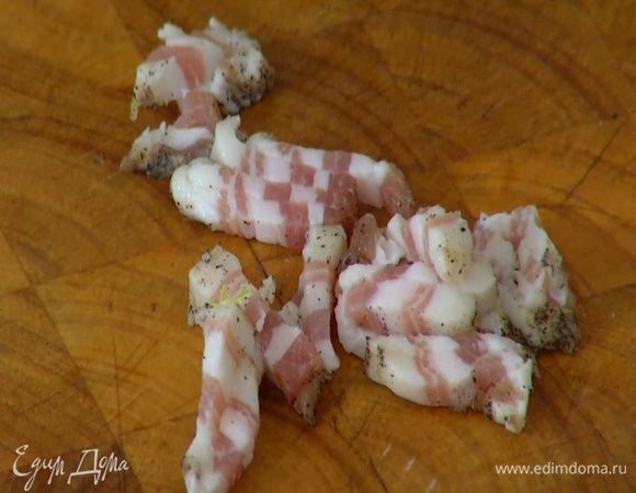 Отложенные ломтики сала порезать очень тонкими, со спичку, полосками.