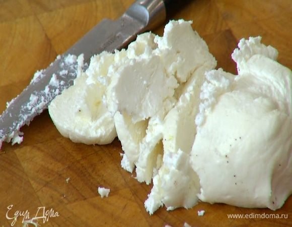 Сыр нарезать небольшими кусочками.