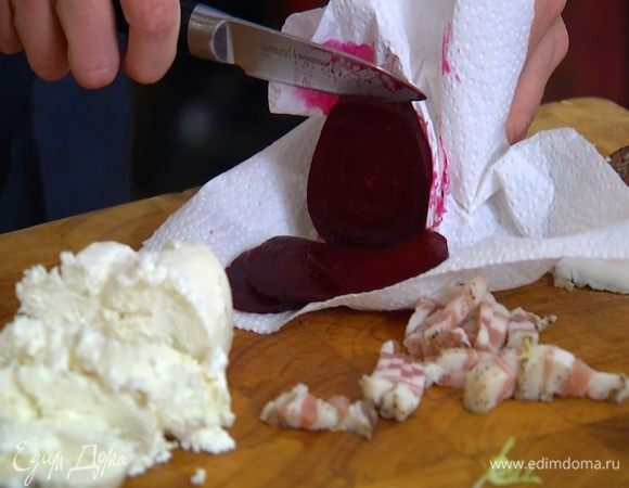 Готовую свеклу почистить, нарезать тонкими кружками и выложить на салат, сверху разложить сыр.