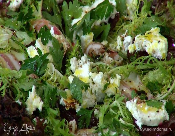 Посыпать салат порванными руками листьями петрушки, листьями тимьяна, посолить, поперчить, сбрызнуть оливковым маслом Extra Virgin и бальзамическим уксусом.