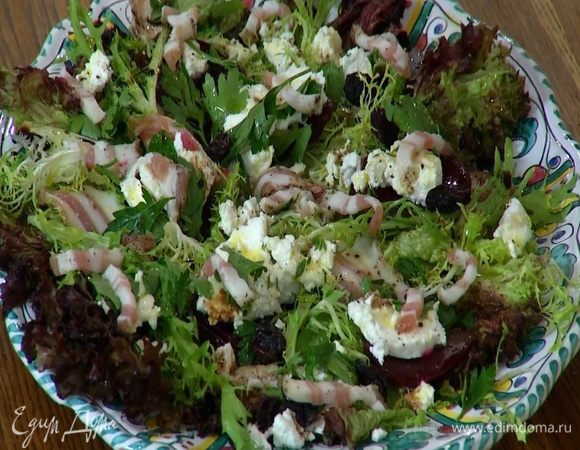 Сверху на салат посыпать изюмом и разложить сало, порезанное тонкими полосками.