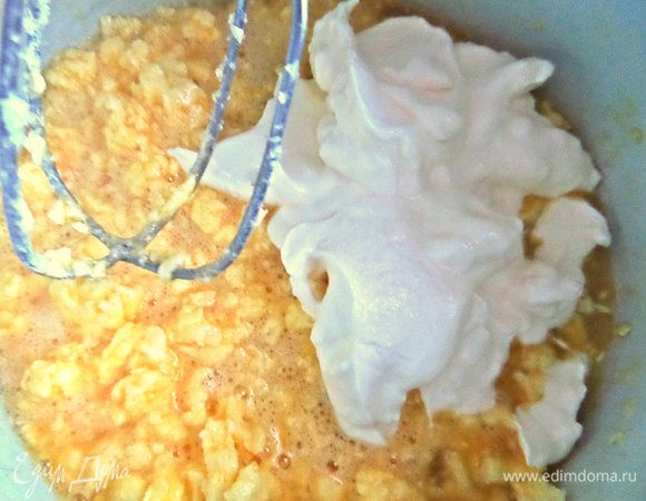 Затем густую сметану добавим и взбиваем миксером.