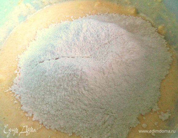 Теперь муку просеиваем по частям с разрыхлителем.