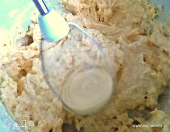 Пока тесто позволяет, взбиваем миксером.