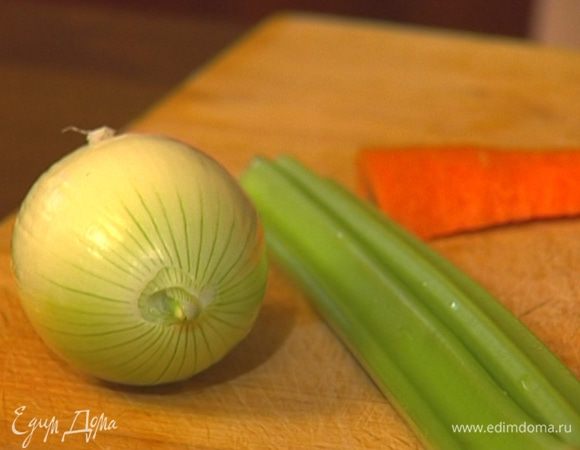 Морковь, лук и чеснок почистить.
