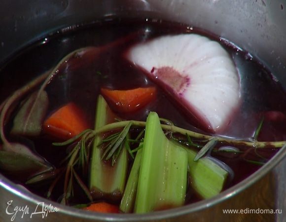 Приготовить маринад: в остывшее вино добавить морковь, сельдерей, половину луковицы, 1 зубчик чеснока, 5‒6 листьев шалфея, розмарин, апельсиновую цедру и корицу, все перемешать.