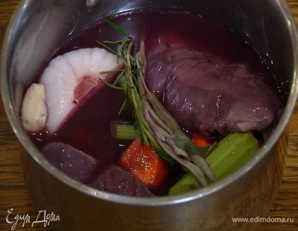 Утиные грудки поместить в маринад и оставить на ночь, затем вынуть и просушить бумажным полотенцем, а маринад процедить через сито.