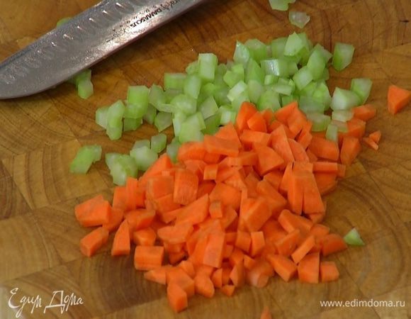 Оставшуюся целую морковь, стебель сельдерея и луковицу порезать маленькими кубиками.