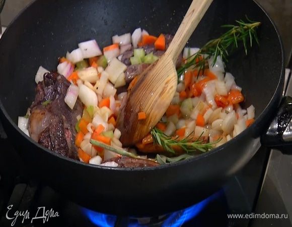 Разогреть в тяжелой, глубокой сковороде оливковое и сливочное масло и обжарить грудки с одной стороны до золотистой корочки, затем перевернуть, добавить в сковороду нарезанные овощи, веточку розмарина, оставшиеся листья шалфея и палочку корицы, все перемешать.