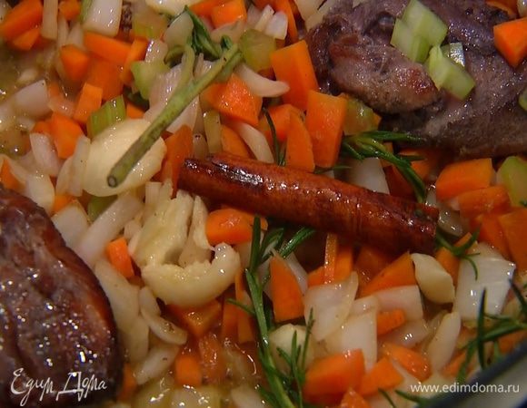 Два зубчика чеснока раздавить плоской стороной ножа, добавить в сковороду и все перемешать.