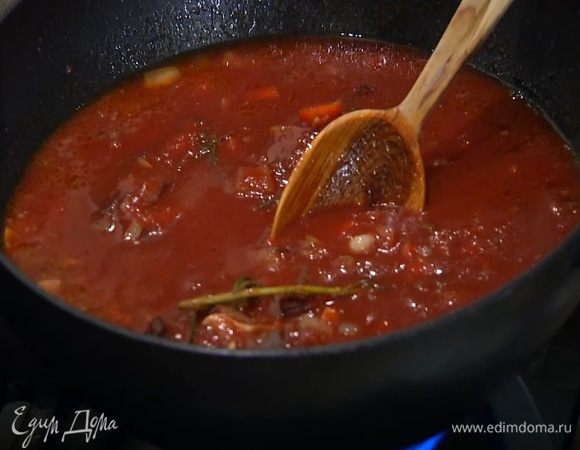 Когда лук и морковь станут золотистыми и мягкими, вложить к ним томатную пасту, все перемешать, затем добавить протертые помидоры, влить процеженный маринад, так чтобы грудки были покрыты жидкостью, и тушить их на медленном огне под крышкой.