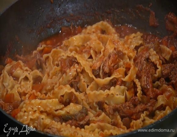 Выложить макароны в сковороду с уткой, влить немного воды, в которой они варились, все перемешать.