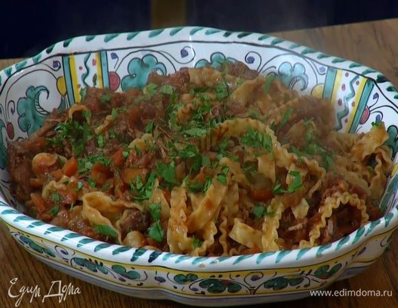 Листья петрушки мелко порубить и посыпать пасту.
