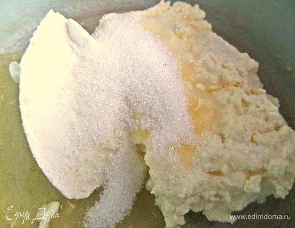 Йогурт добавлять не принципиально, это моё решение, можно использовать только творог (у меня жирный, домашний)!