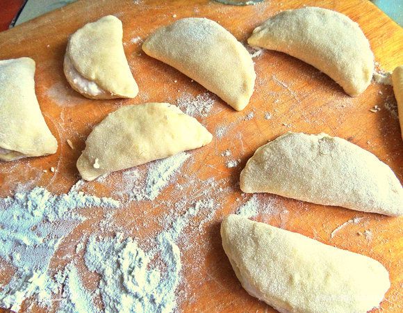 Складываем пополам, прижимая только уголки, начинка должна быть видна - так надо! 