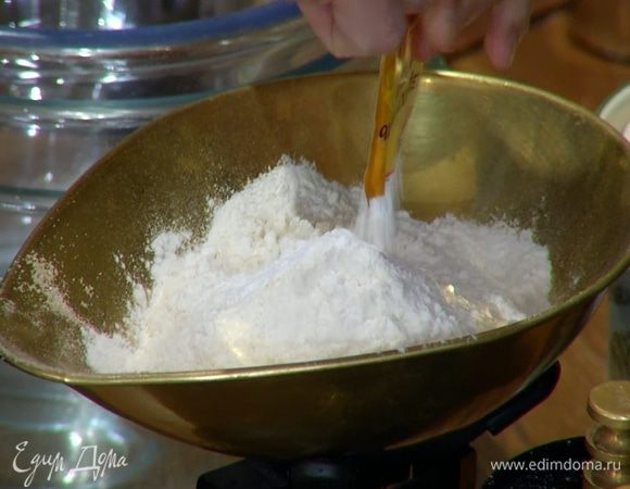 Муку перемешать с разрыхлителем.
