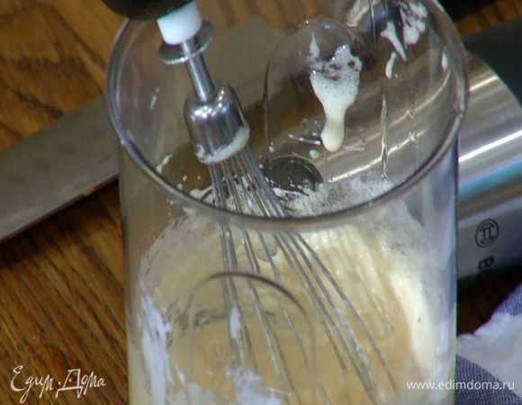 Добавить 50 г предварительно размягченного сливочного масла и продолжать взбивать.