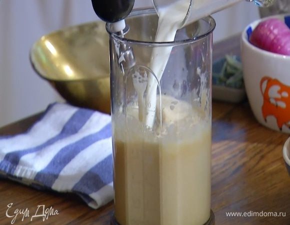 Не прекращая взбивать, влить молоко и взбить еще немного.