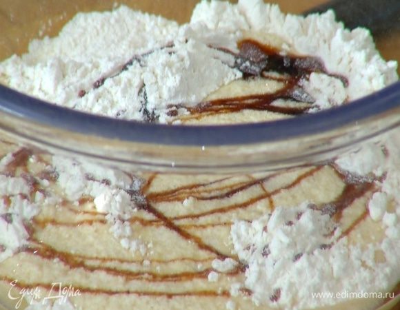 Получившуюся молочную смесь влить в муку с разрыхлителем, добавить экстракт ванили, соль и вымешать тесто.