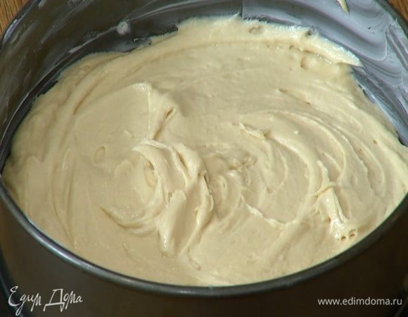 Разъемную форму для выпечки смазать 1 ч. ложкой сливочного масла, выложить тесто и разровнять его.