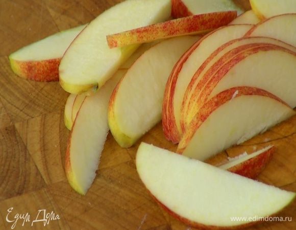 Яблоки, удалив сердцевину, нарезать ломтиками толщиной 2 мм.