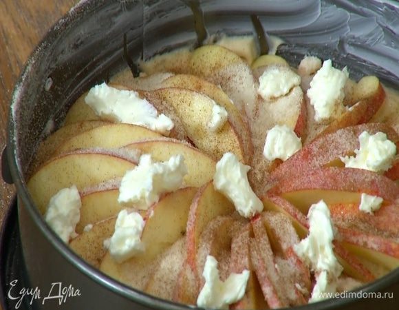 Оставшееся сливочное масло порезать кусочками и разложить сверху на яблочные дольки.