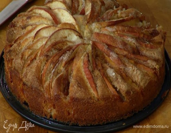 Выпекать пирог в разогретой духовке 30 минут, затем слегка остудить и вынуть из формы.